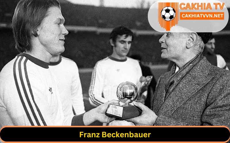 Franz Beckenbauer chủ nhân quả bóng vàng 1974-1975 chơi ở vị trí hậu vệ